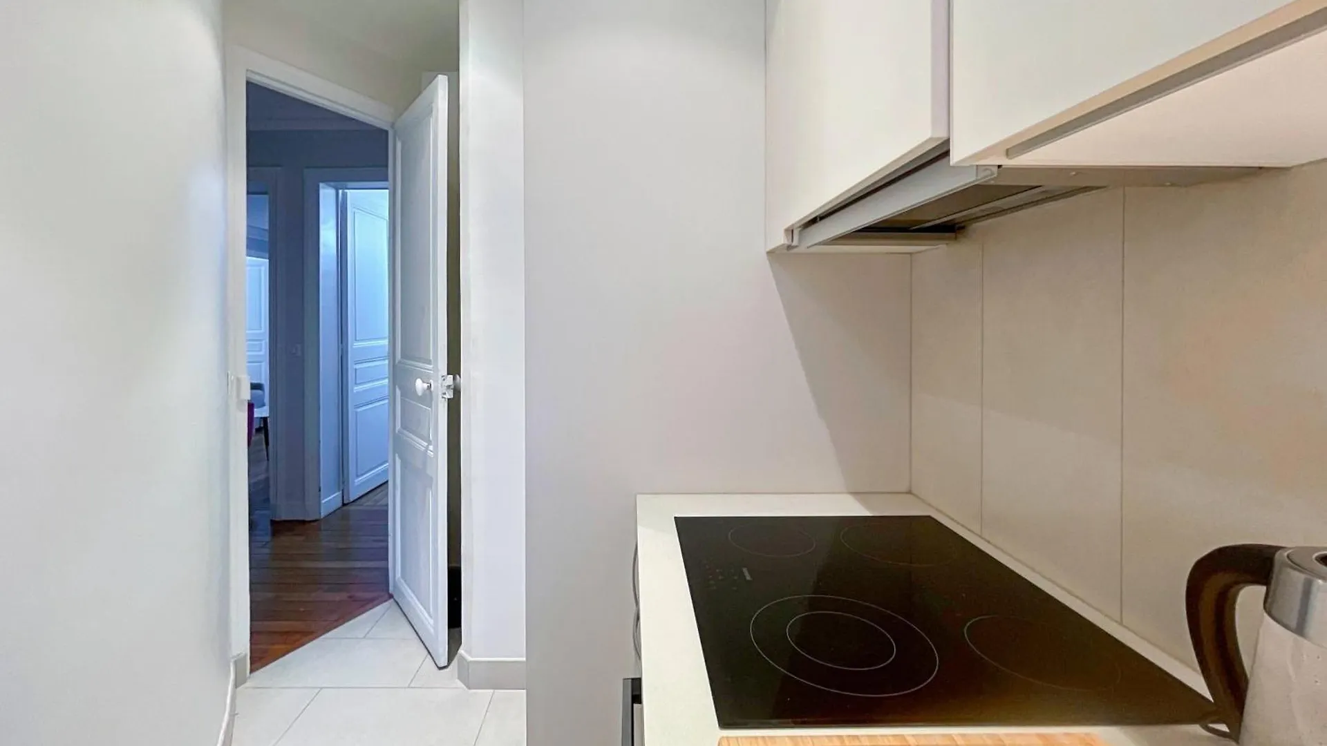 Luxury Flat & Eiffel Tower View Homestay