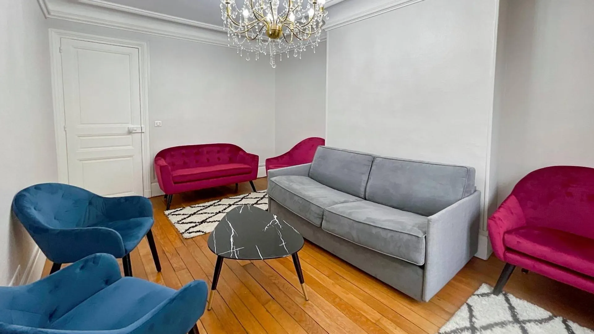 Luxury Flat & Eiffel Tower View Homestay *