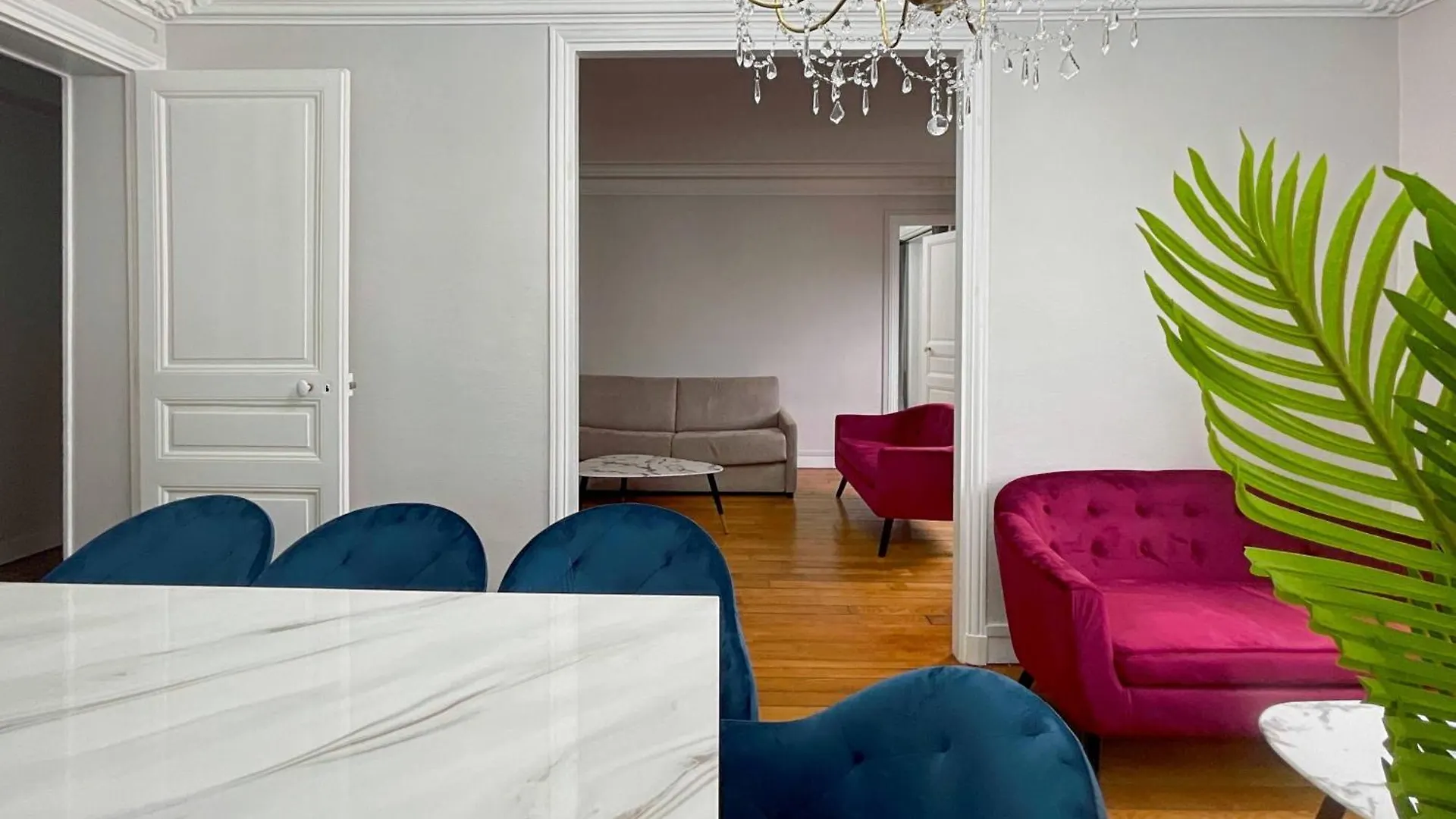 Luxury Flat & Eiffel Tower View Homestay
